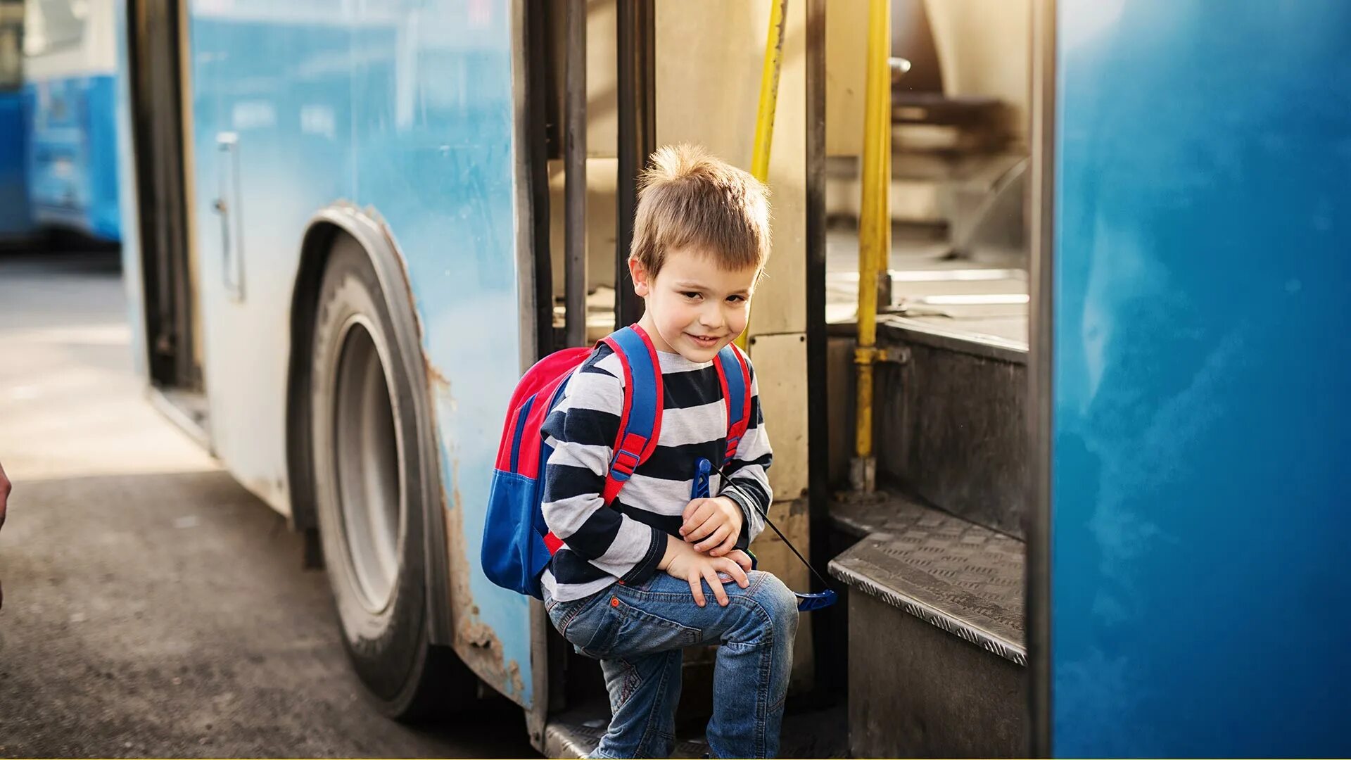 Остановись в детской. Мальчик в автобусе. Мальчик на автобусной остановке. Школьный автобус дети. Высадка детей из общественного транспорта.