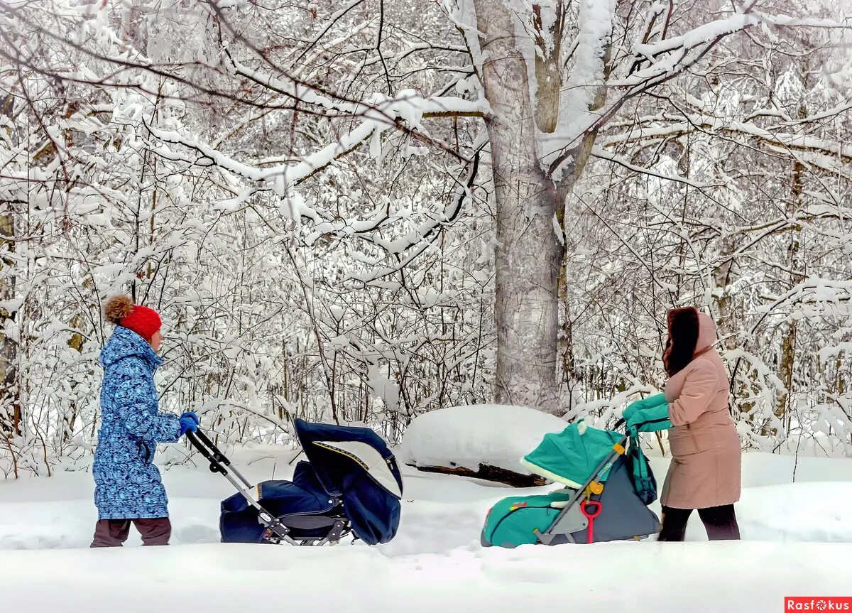 Снег прогулки. Женщина гуляет зимой. Зимняя романтика. Снег прогулки. Прогулка снег.
