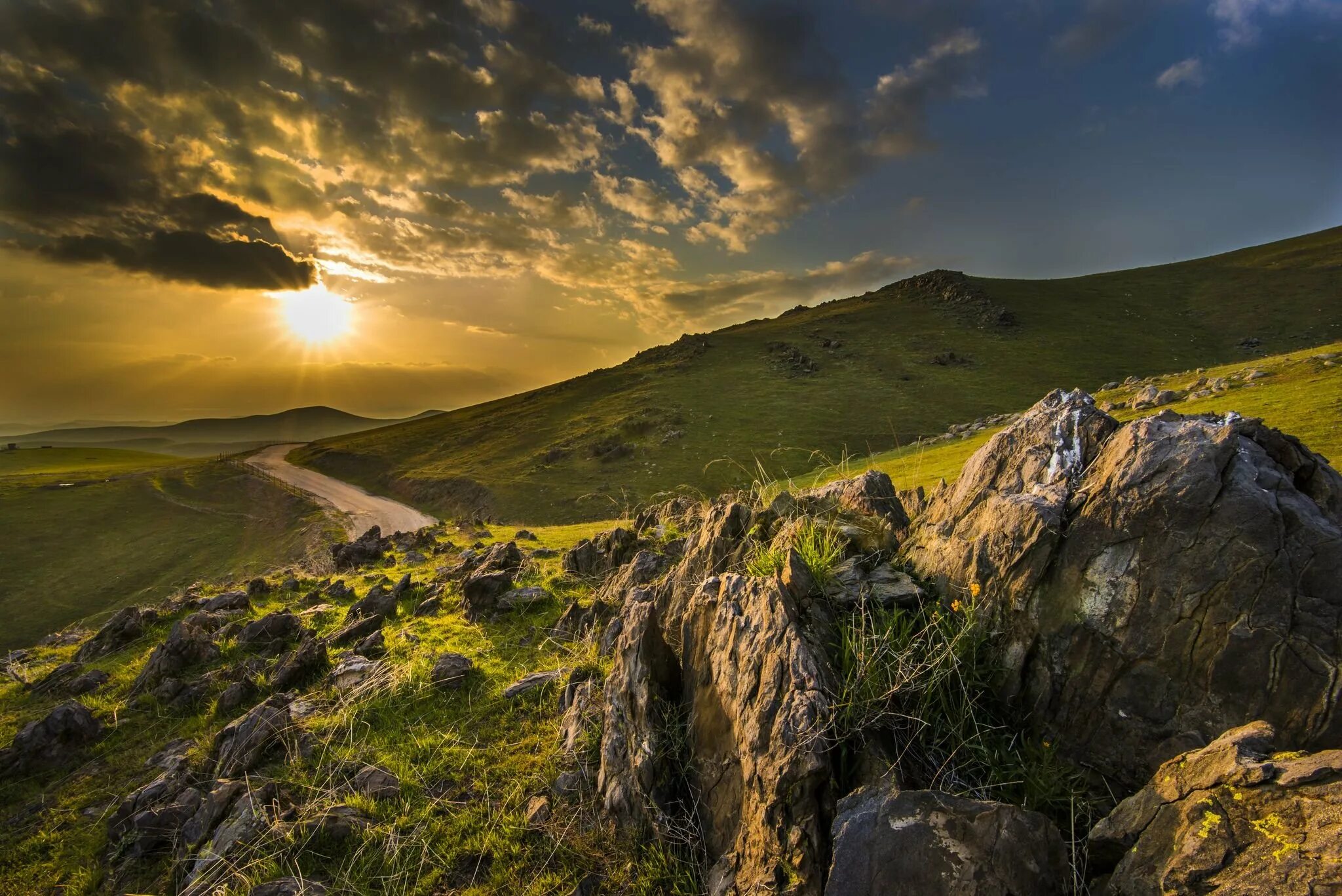 Каменистый ландшафт горы холмы замок Швейцария. Скалистый холм. Каменистый холм.