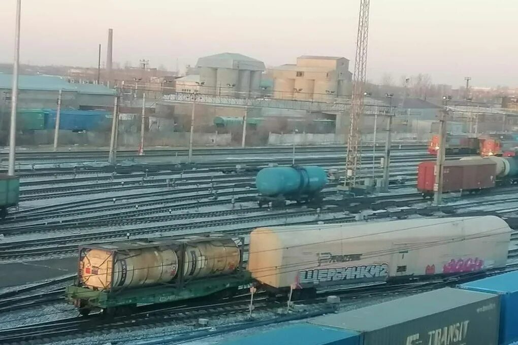 Сход цистерн в славянске на кубани в 2022г. Сход вагонов под волгоградом. Красноярск сход жд вагонов. Котлубань сход вагонов. Сход вагонов.