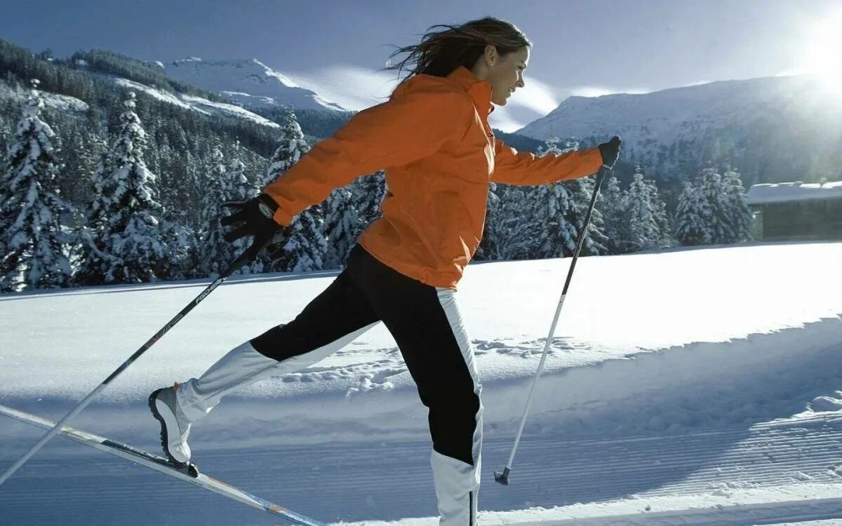 Do sport the winter. Катание на лыжах. Зимний спорт. Девушка на беговых лыжах. Ходьба на лыжах.