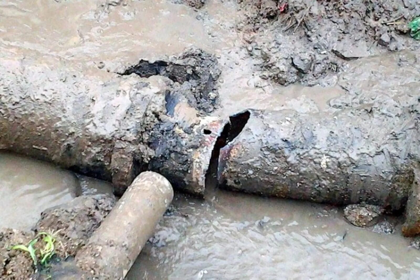 Прорыв водопровода. Ремонт трубопровода. Реконструкция водопровода. Прорвал водопровод. Кайтаг дербент водовод.