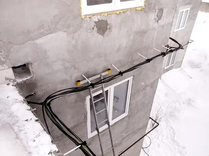 Кабель по фасаду дома