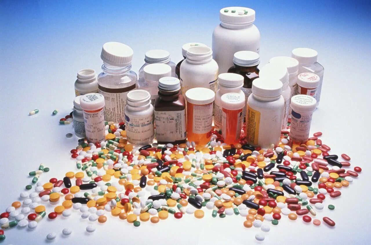 Крупно добавок. Лекарства. Таблетки лекарства. Биологически активные добавки и лекарственные средства. Медикаментозная терапия.