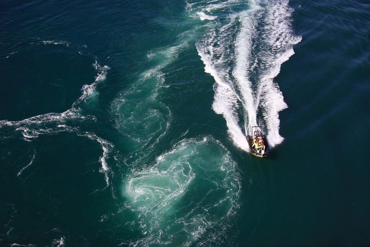 Попал в сильное течение. Сальстраумен (Saltstraumen), Норвегия. Водоворот Сальстраумен. Водоворот мальстрём, Норвегия. Saltstraumen в Норвегии водоворот.