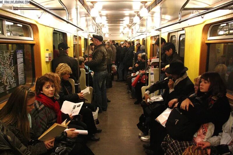 В какие вагоны садиться в метро. Московское метро вагоны с людьми. Вагон метро. Люди в вагоне метро. Чтение в Московском метро вагон.