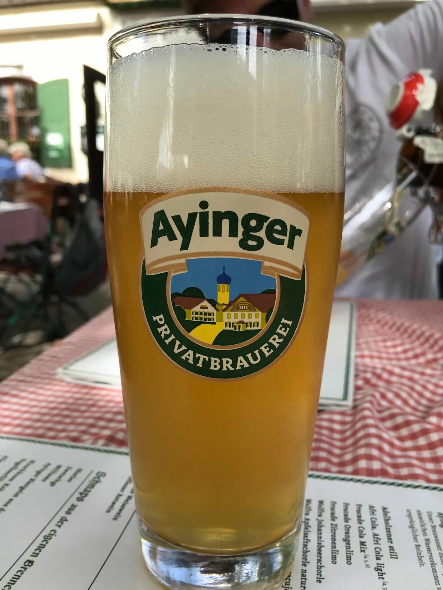 Пиво ayinger купить. Айингер Бройвайссе. Немецкое пиво Ayinger. Ayinger пиво пшеничное. Пиво Ayinger лого.