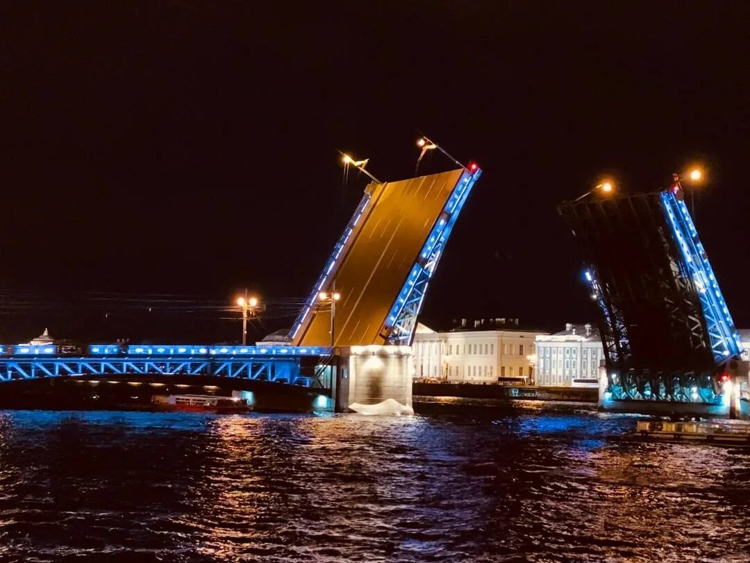 В новогоднюю ночь не разводят мосты. Дворцовый мост подсветят. Развод мостов в санкт-петербурге на теплоходе. В новогоднюю ночь не разводят мосты. Разводной мост в санкт-петербурге дворцовый мост.