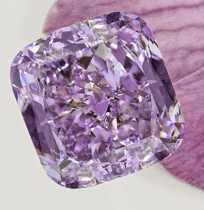 Crystal лучшее. Diamond Purple/ Даймонд Парпл. Жёлтый Алмаз камень неогранённый. Бриллианты Фэнси фиолетовый.
