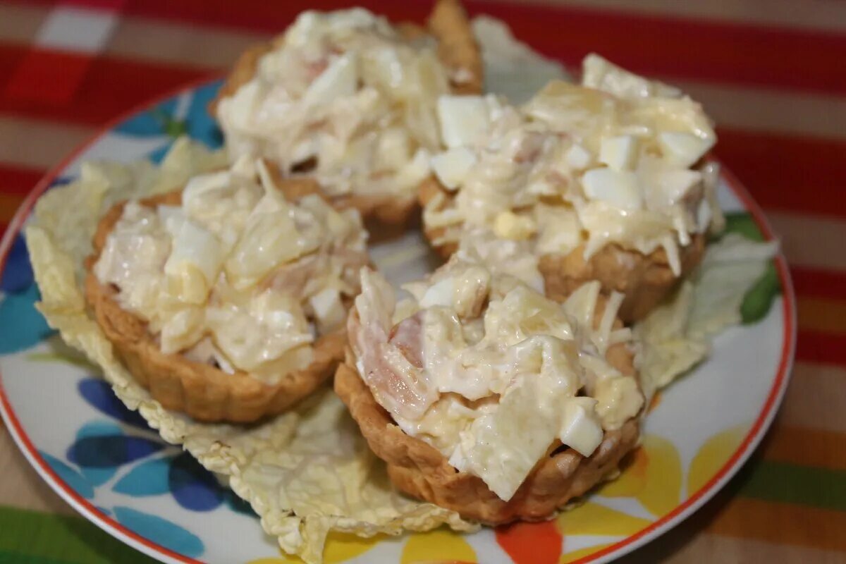 Рецепт тарталеток с курицей и сыром. Салат с курицей и ананасом в тарталетках. Тарталетки с ананасом. Тарталетки с ананасами и сыром. Тарталетки с курицей и ананасами.