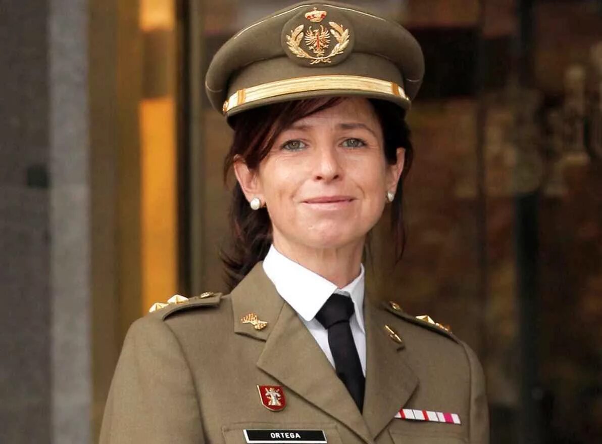 Министр обороны Испании. Баба министр обороны Испании. Женщина генерал. 27 июня женщина
