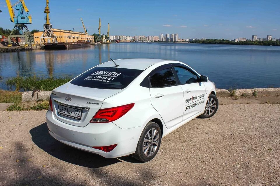 Гудит хендай солярис. Хендай Солярис седан 2022. Solaris Hyundai драйв2. Hyundai Solaris 142. Хендай Солярис 762.