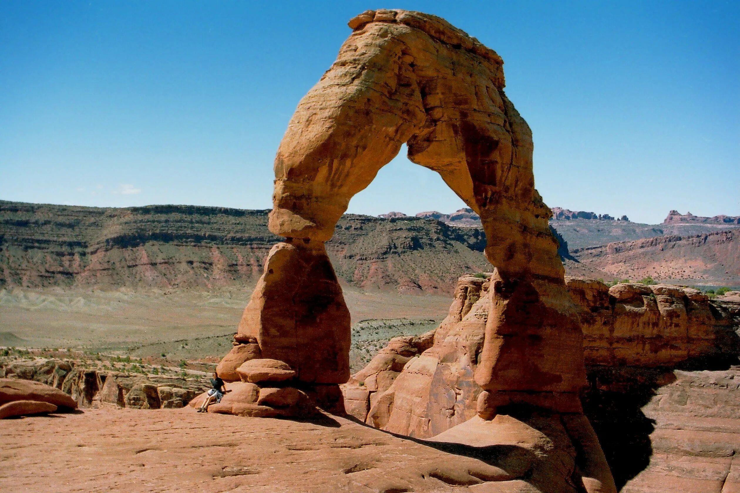 Stone scene. Delicate Arch Юта. Скала арка. Арчес. Три песчаных арки.