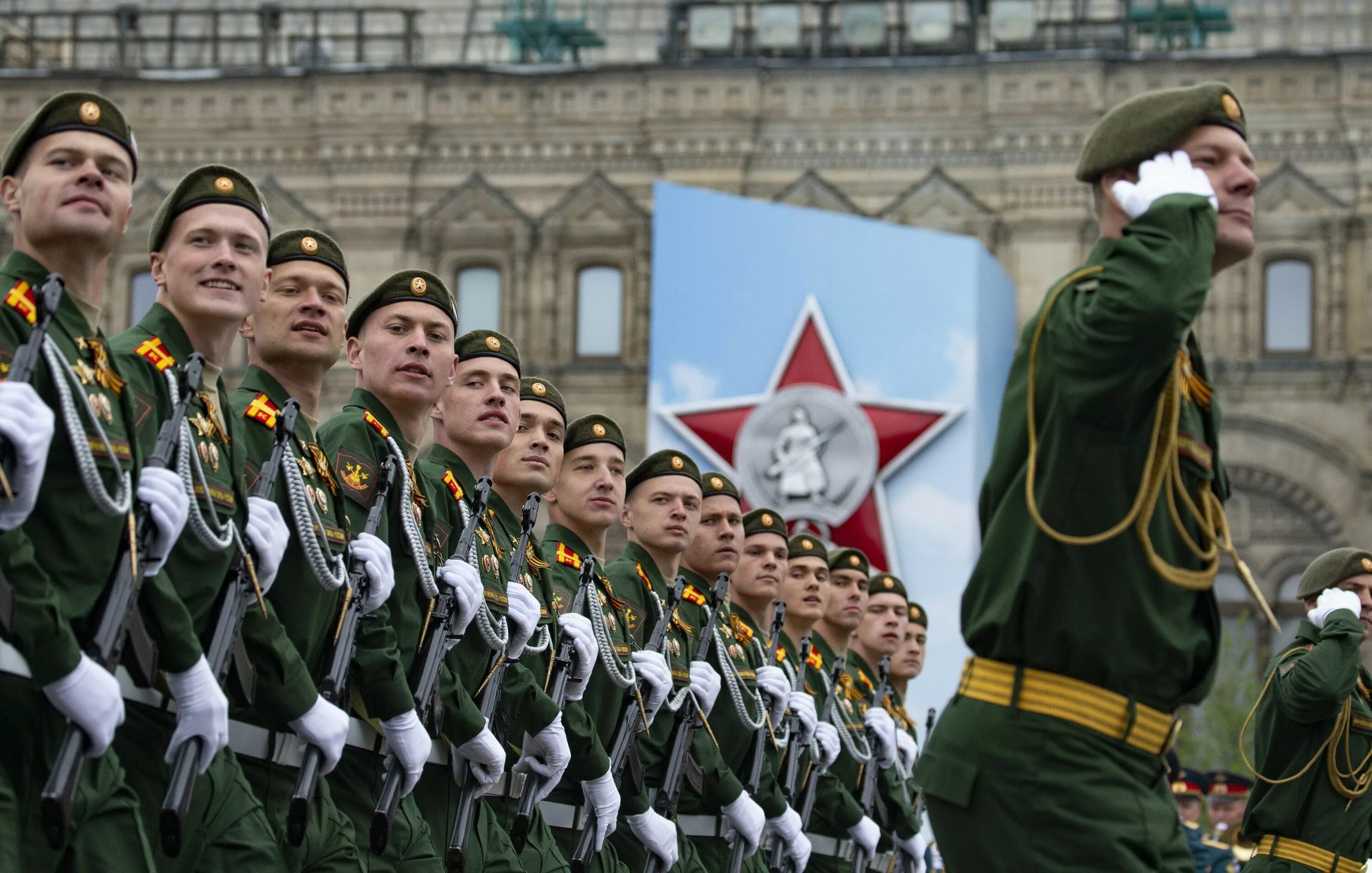 Victory day may. Солдаты на параде. Солдаты на параде Победы. Российский солдат на параде. Русские солдаты на параде.