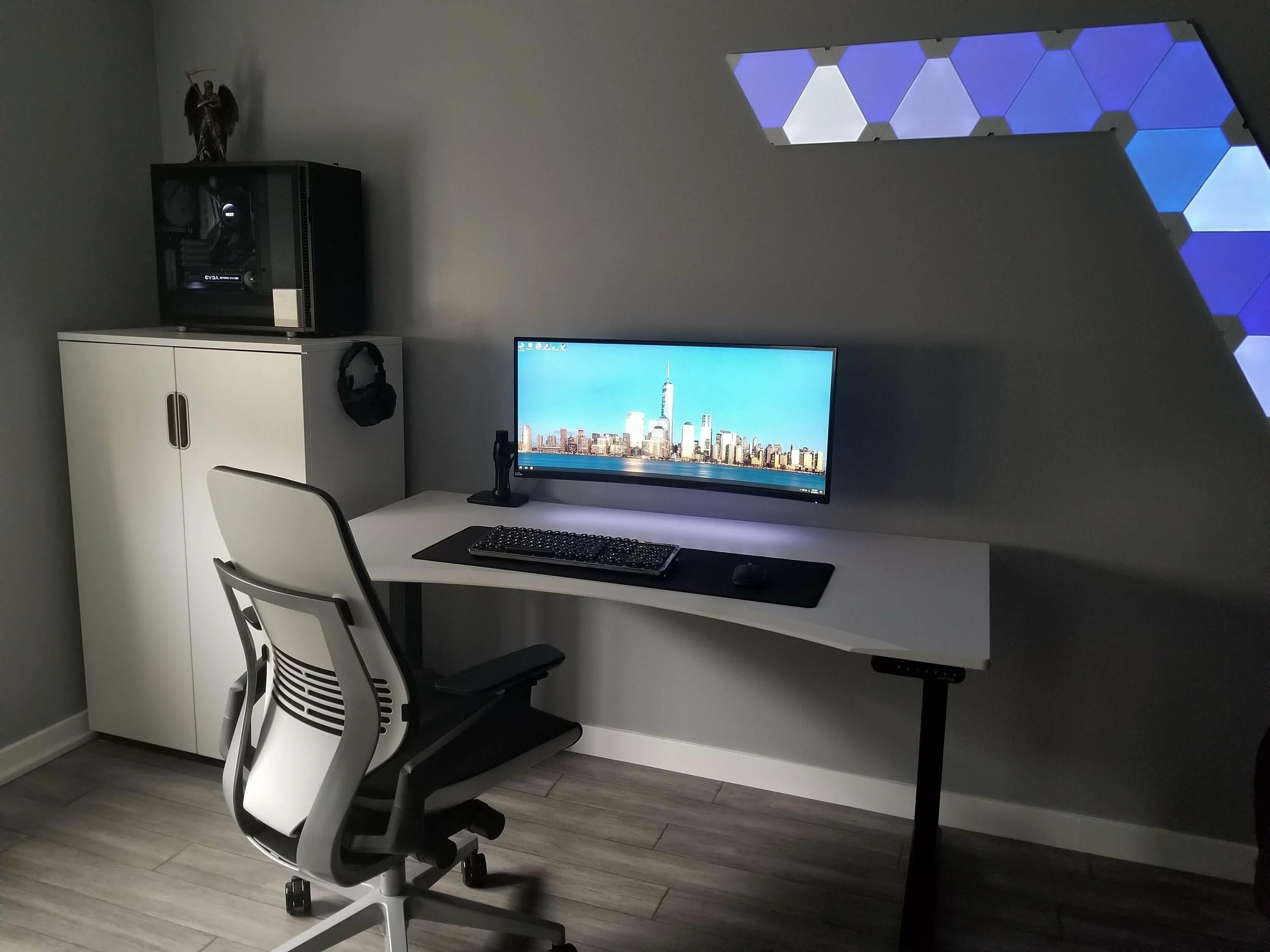 Необычные рабочие столы на компьютер. Игровой сетап геймера икеа. стол modern minimalist desk. компьютерный стол игровой. компьютерная комната.