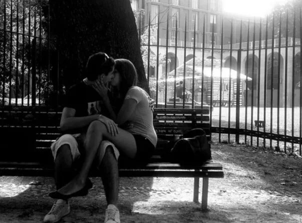 Целоваться сидя на парне. Поцелуй на скамейке. Поцелуй в парке. Поцелуи на лавочке в парке. Парень с девушкой на скамейке.