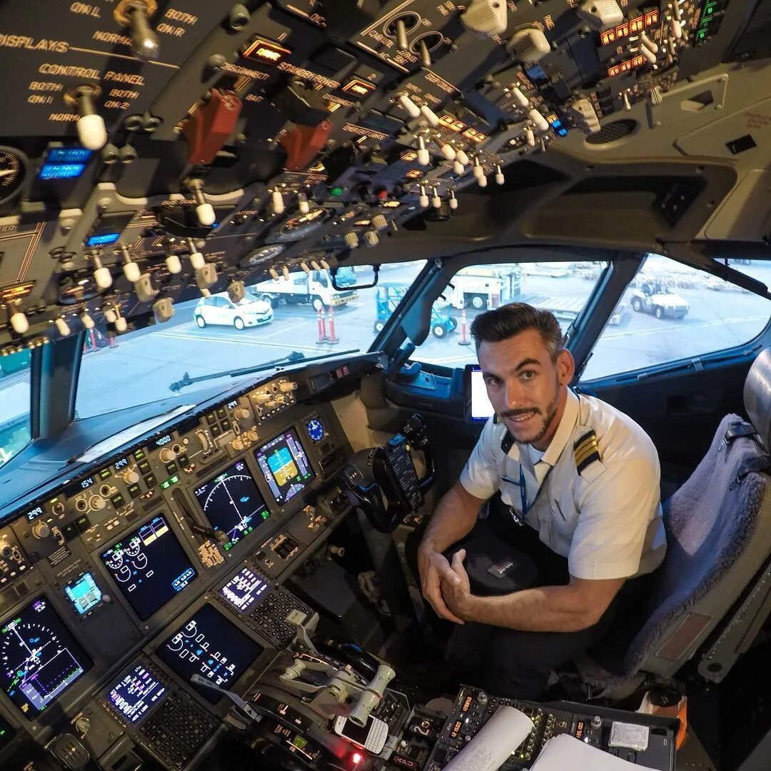 Георгий леонидович капчиц. Самолета диктор. Пилот профессия. Юрий борисович левитан голос. Радиостудия.