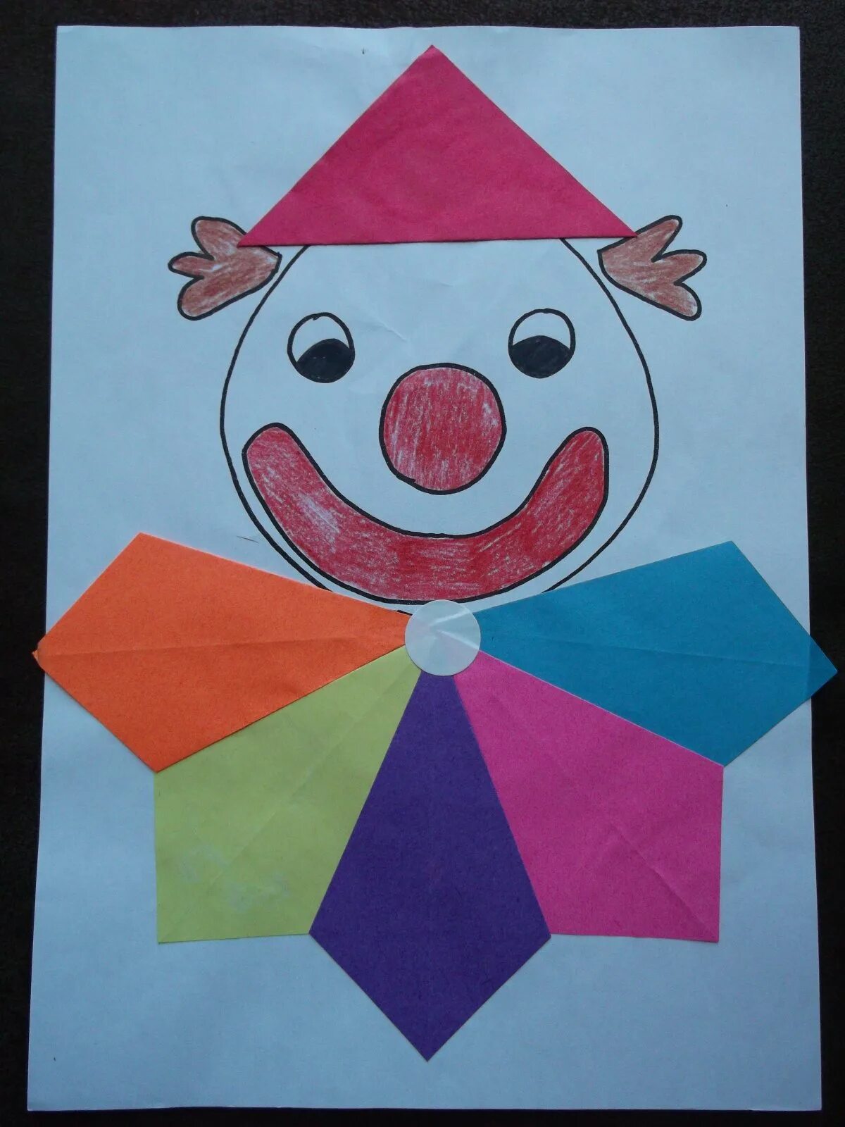 Аппликация клоун в подготовительной. Поделка клоун. Поделка клоун из цветной бумаги. Клоун аппликация для детей. Аппликация клоун средняя группа.