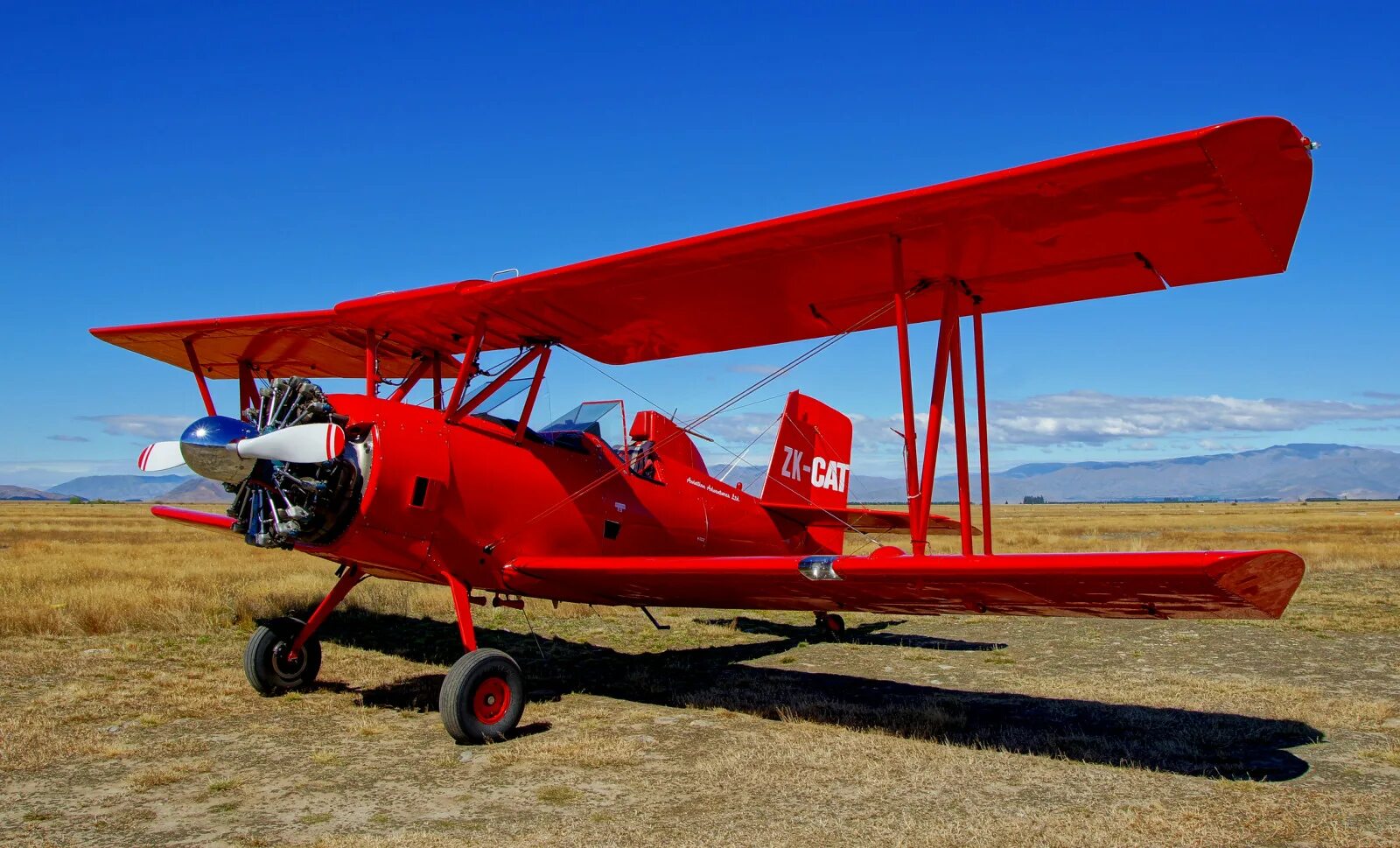Самолёт красный биплан. Самолет ф1 фаворит. Кукурузник красный. Ан-2 биплан. Сп-30 самолет.