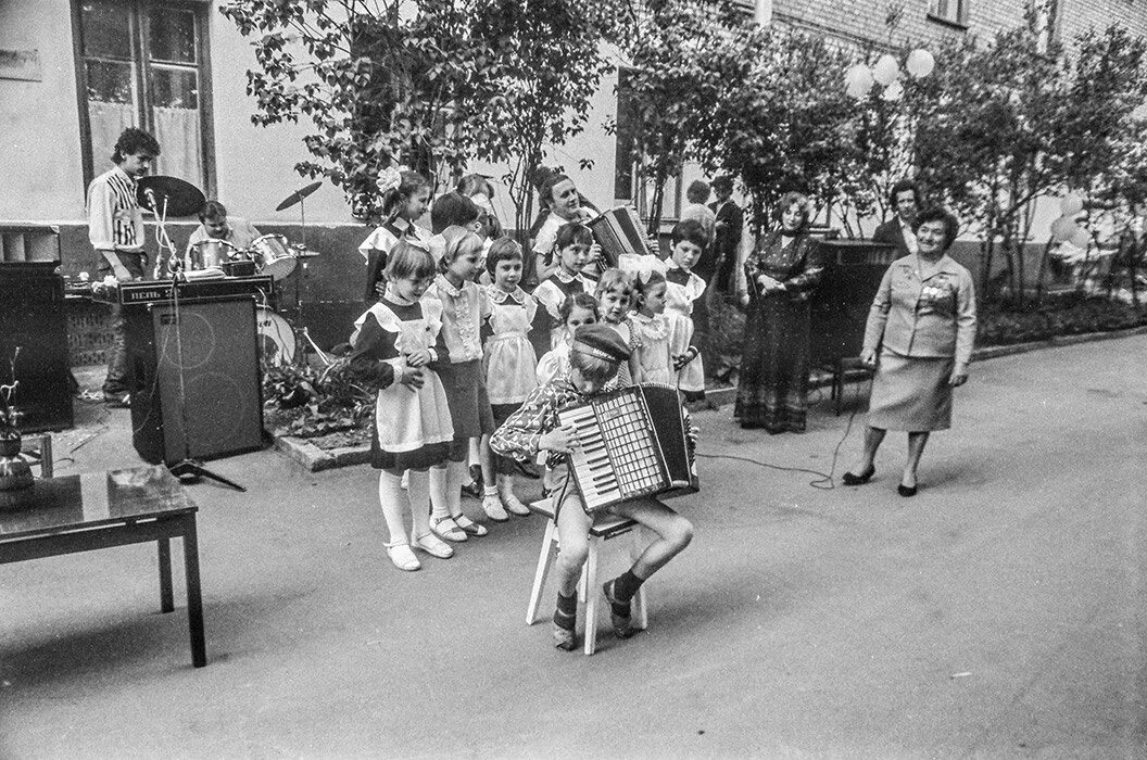 московские дворики 1950-е. о москве и москвичах фильм 1956. советские дети во дворе. двор ссср 50е. послевоенные дворы.