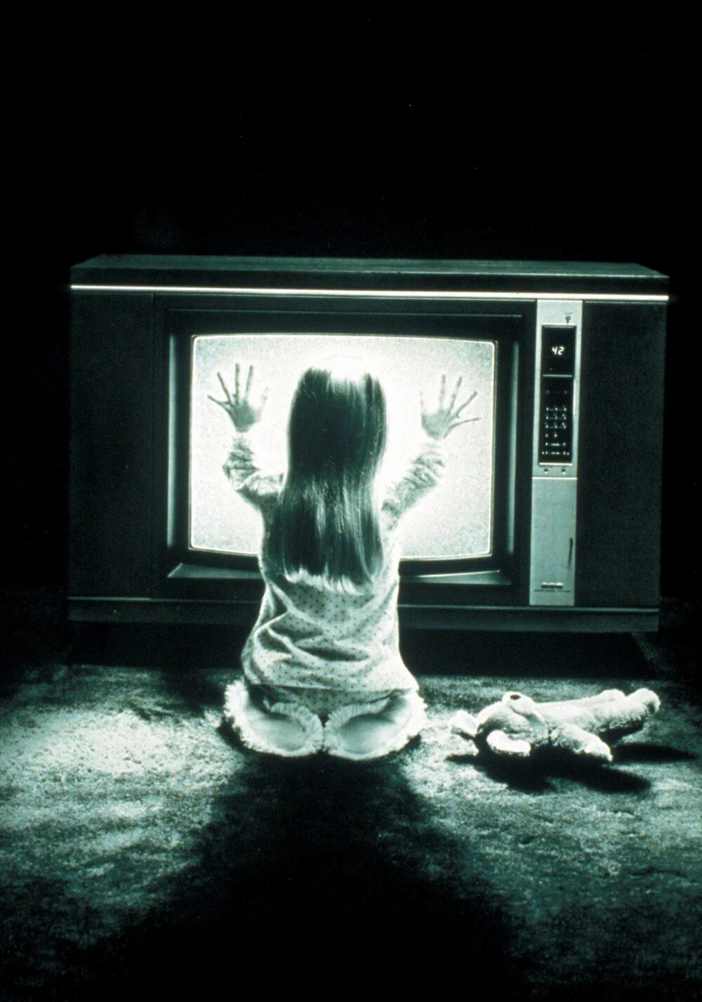 Кто такой полтергейст. Полтергейст фильм 2015 сэм рокуэлл. Полтергейст фильм 1982 дух. Полтергейст в реальной жизни. Полтергейст телевизор.