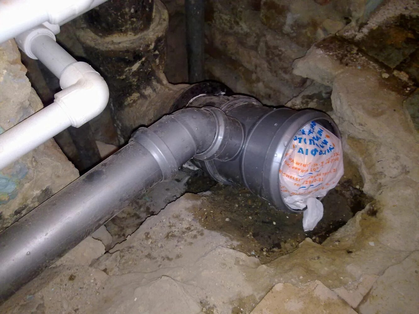 заглушки на канализацию за неуплату. канализационные трубы в квартире. гидрозатвор для канализации ду 200. заглушка на канализацию для должников. заглушка канализации для неплательщиков.