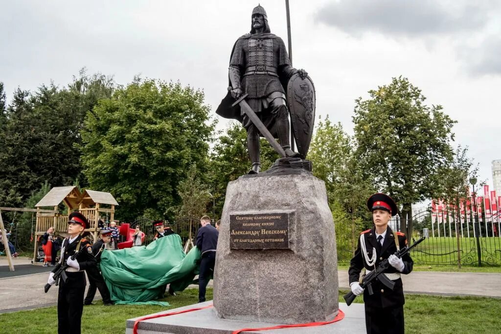 Александров открытие памятника. Памятник Александру Невскому МГИМО.