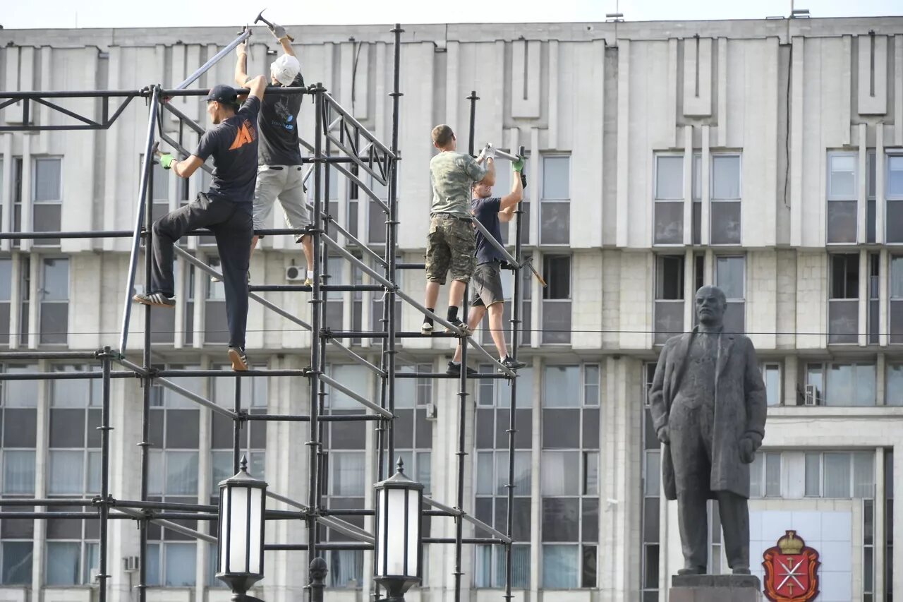 Мероприятие на площади ленина сегодня. Сцена на площади Ленина Тула. Прямой эфир площадь Ленина Тула. Прямой эфир Тула площадь. Сцена на площади ко Дню города Ижевск.