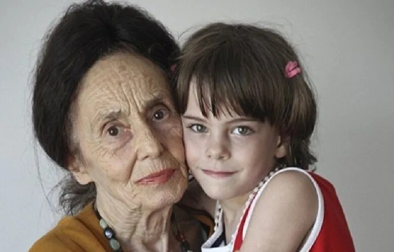 Фильм мама 2017 гильермо дель торо. Призрак мамы в фильме мама. Ужастик маленькая девочка. Страшная девочка мама. Страшная девочка мама.