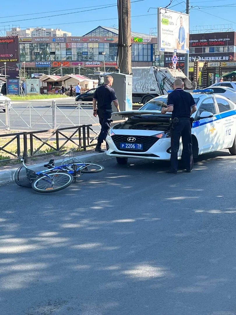 Несчастный случай с велосипедистом в петербурге. В петербурге сбили велосипедиста. в санкт петербурге сбили велосипедиста. сбили велосипедиста сегодня в спб. санкт петербурге сбили велосипедиста сегодня.