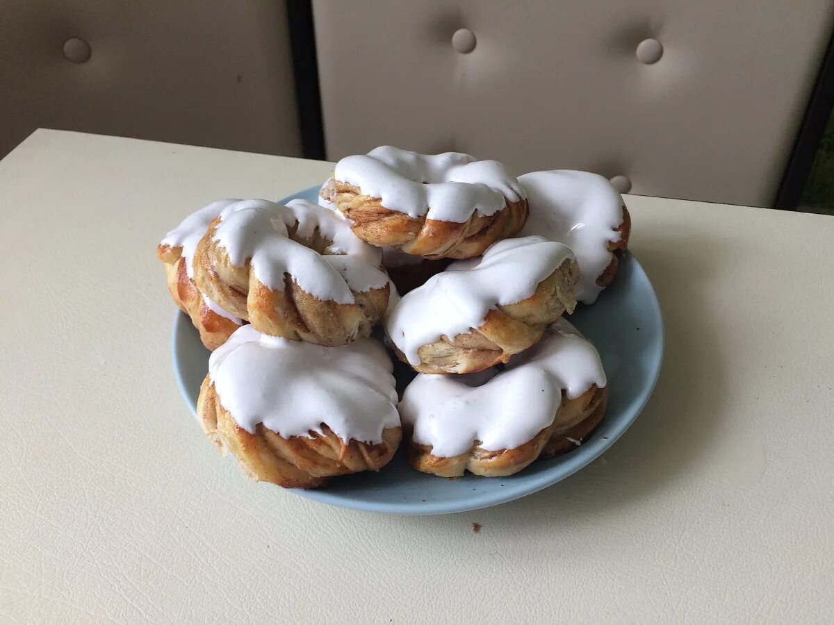 Помадка из сахарной пудры. Помадка сахарная в порошке. Сахарная глазурь для булочек. Помадка для булочек из сахарной пудры. Булка с глазурью.