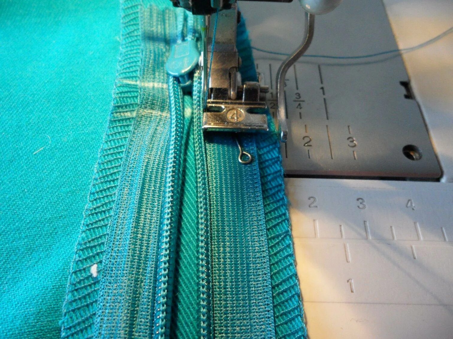 Вшить потайную молнию в юбку с поясом. Вшивание молнии в швейное изделие. Вшить молнию в платье. Пришивание молний. Вшивание застежки молния.