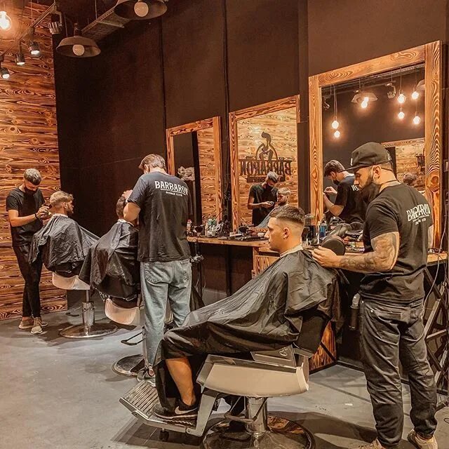 барбершоп в британии. лучшая мужская парикмахерская в москве. топ ган мужские стрижки. барбершоп киев. томми ган барбершоп.