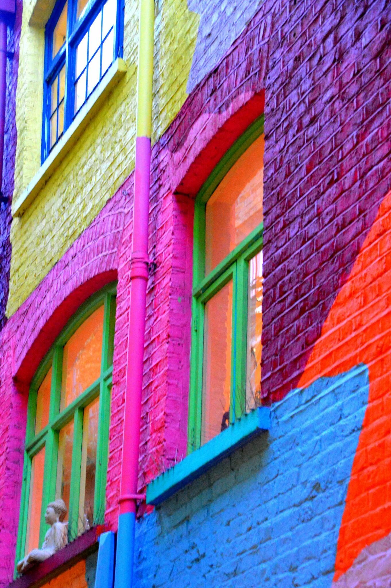 Купить фасад яркая жизнь. Цветные фасады. Цветные фасады домов. Разноцветные фасады домов. Разноцветный дом.