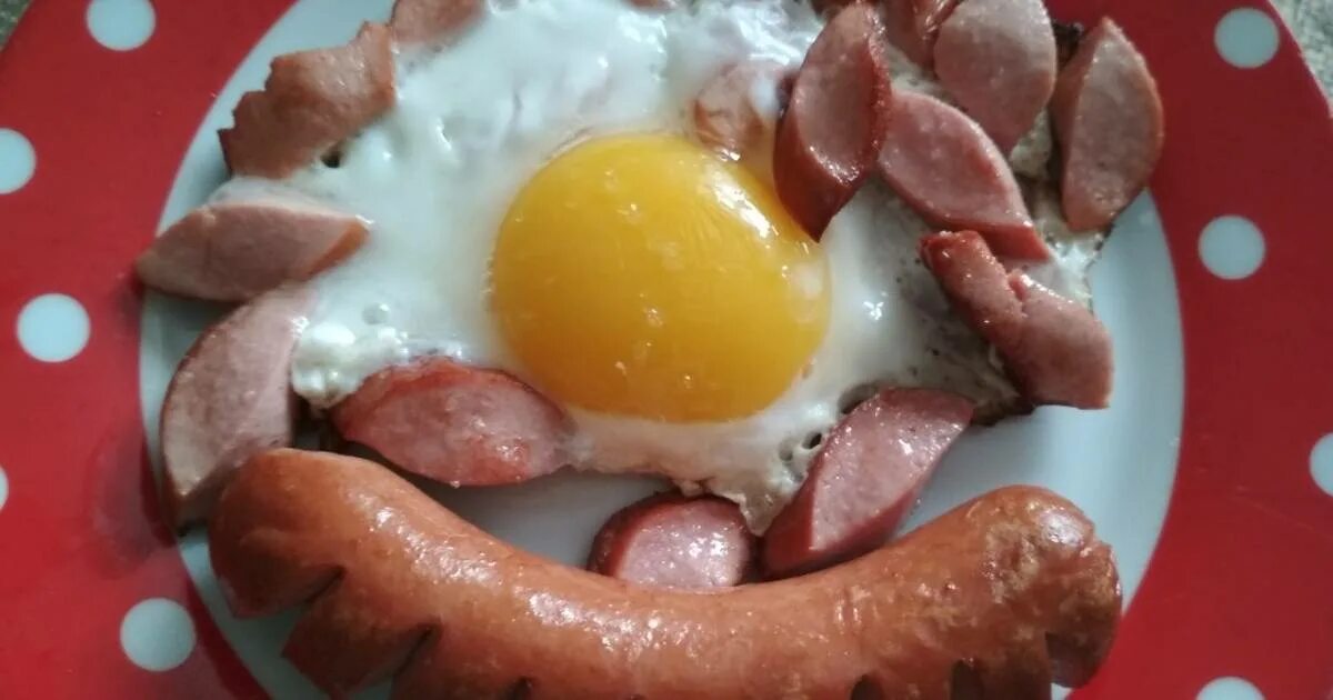 Жареные сосиски на сковороде с яйцом. Жареные сосиски на сковороде с яйцом. Завтрак яичница с колбасой. Яичница омлет глазунья. Сердечки из сосисок на завтрак.