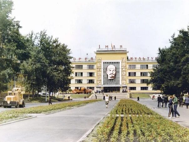 Дк 1 мая красноярск адрес. Дк первого мая красноярск. Сквер 1 мая красноярск. Дворец культуры имени 1 мая в ленинском районе. Дворец культуры 1 мая красноярск.