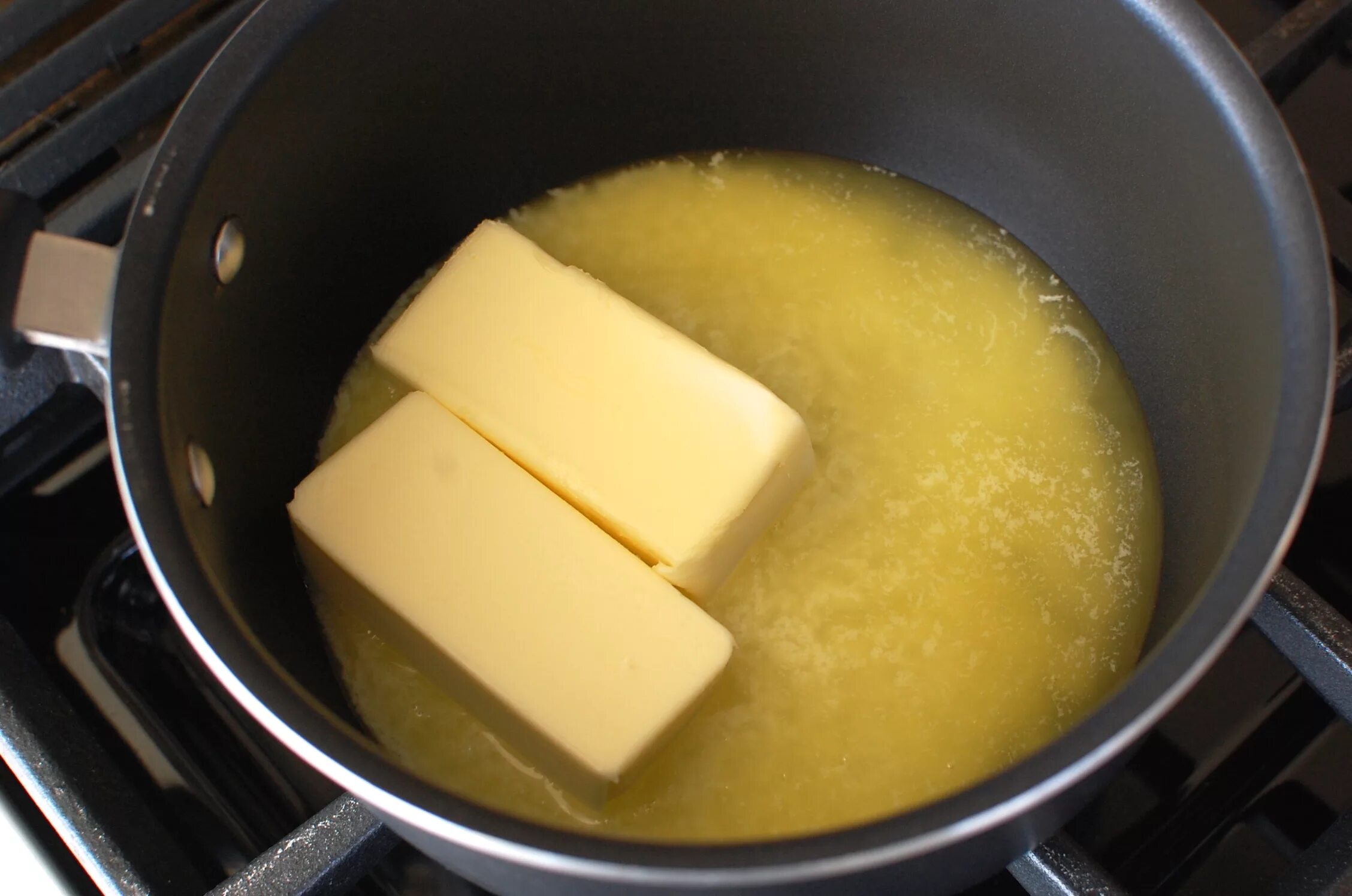 Самодельное приготовление. Масло в кастрюле. Сливочное масло в кастрюле. Сливочное масло на сковороде. Кастрюльные масла.