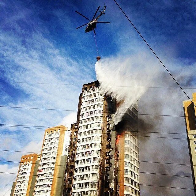 Тушение пожаров в этажах зданий. Тушение высотных зданий. тушение пожара в многоэтажке. пожар в здании повышенной этажности. тушение пожаров в небоскребах.