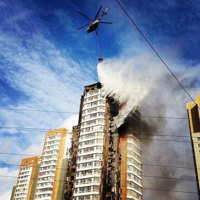 Этажность людей. Пожар в высотке в Красноярске. Тушение пожара в многоэтажке. Пожар в здании повышенной этажности. Тушение высотных зданий.