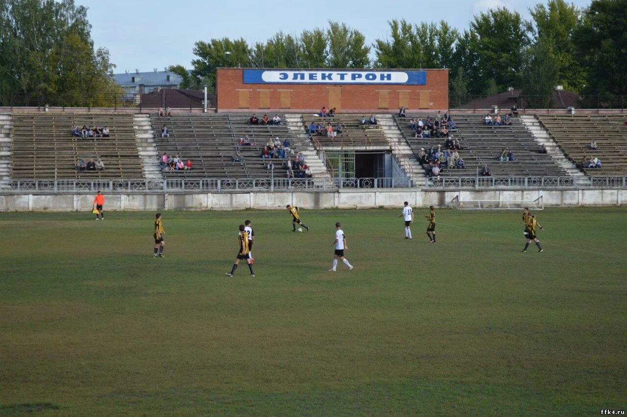 гимназия вятские поляны футбольное поле. стадион в великом новгороде электрон. стадион электрон вятские поляны. футбольный клуб нововятич киров. вятские поляны футбольный стадион.