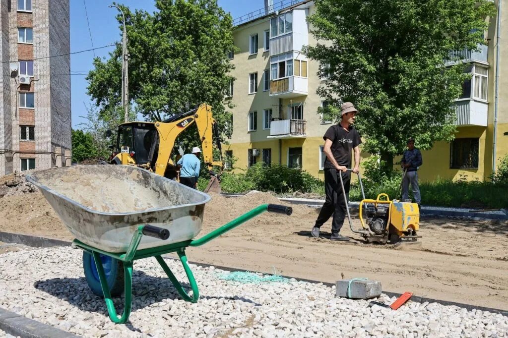 Ново садовая 19. Благоустройство двора. Во дворе. Фото двора. Благоустройство парковки.