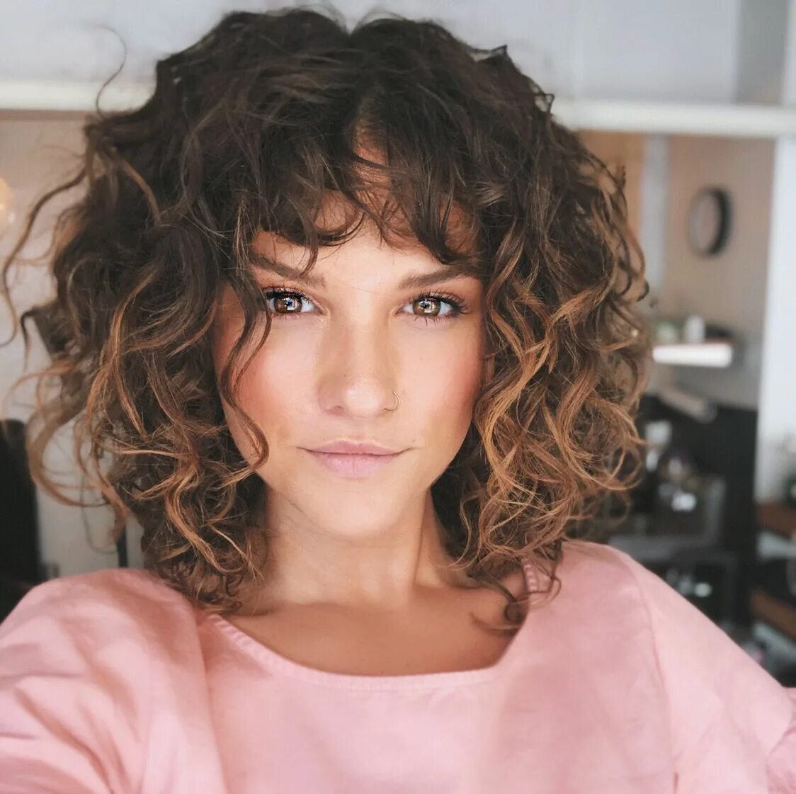 Short curly. Керли Шег. Боб кудри Керли Шег. Стрижка Шег на кудрявые волосы. Стрижка Шегги Боб на кудрявые волосы.