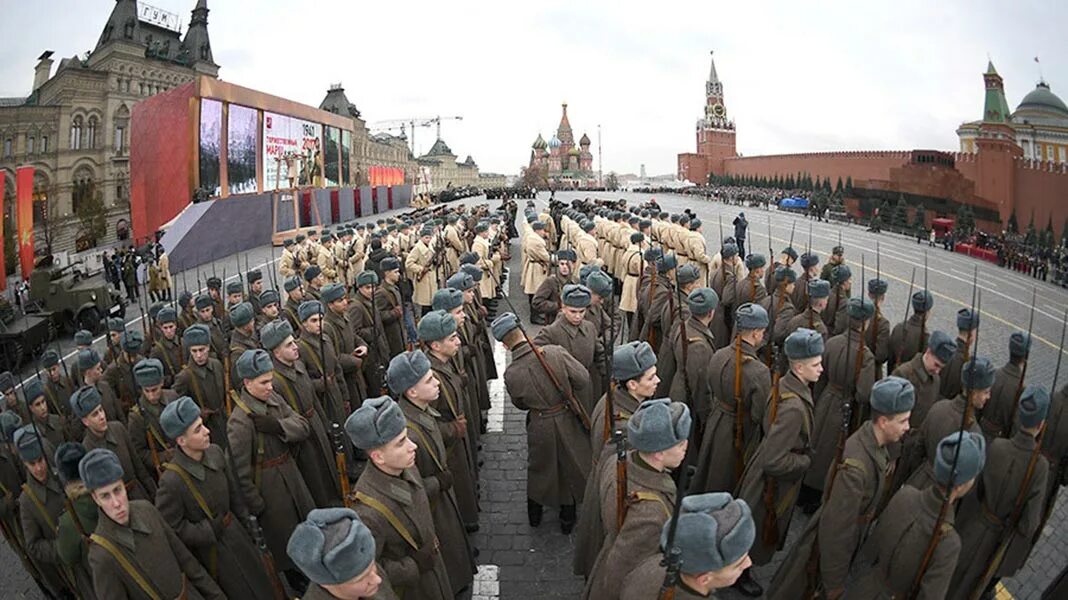 Парад 7 ноября города. Парад 7 ноября 1941. парад на красной площади 1941. парад 7 ноября 1941 года в москве на красной площади. парад на красной площади 7 ноября 1941 года.