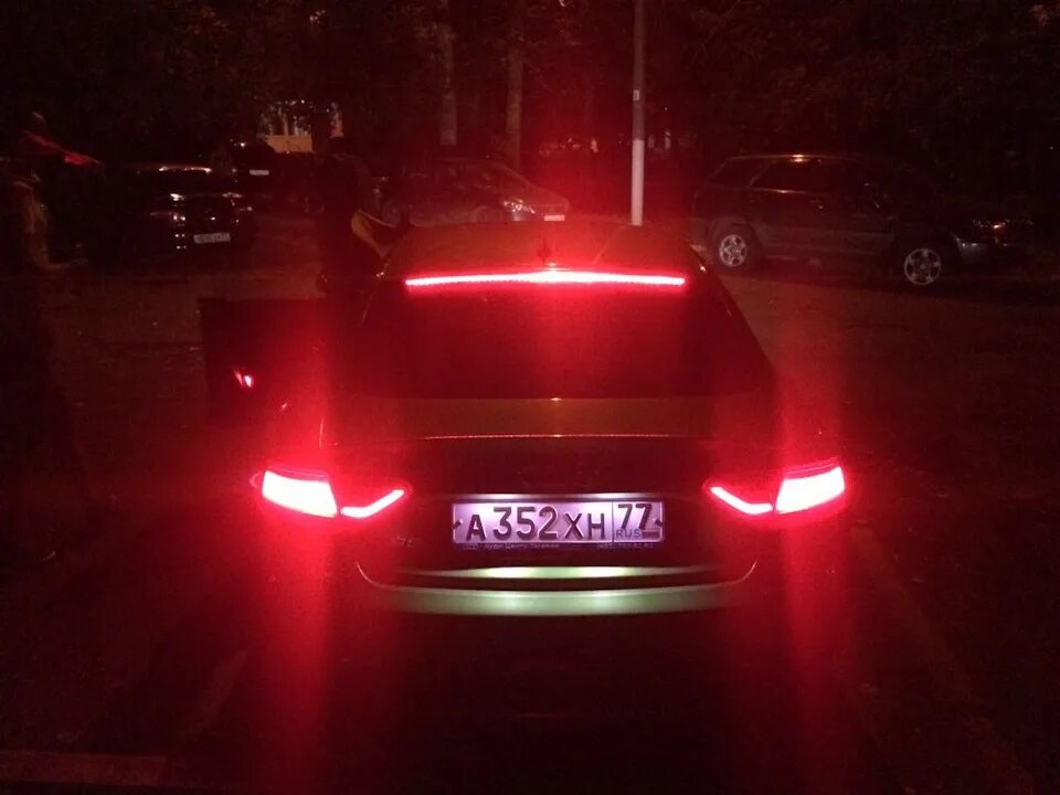 Пятый стоп сигнал. Стоп сигнал ауди а7. audi a4 b8 дополнительный стоп сигнал диоды. audi q7 5 gen стоп сигналы. дополнительный стоп сигнал ауди а5.