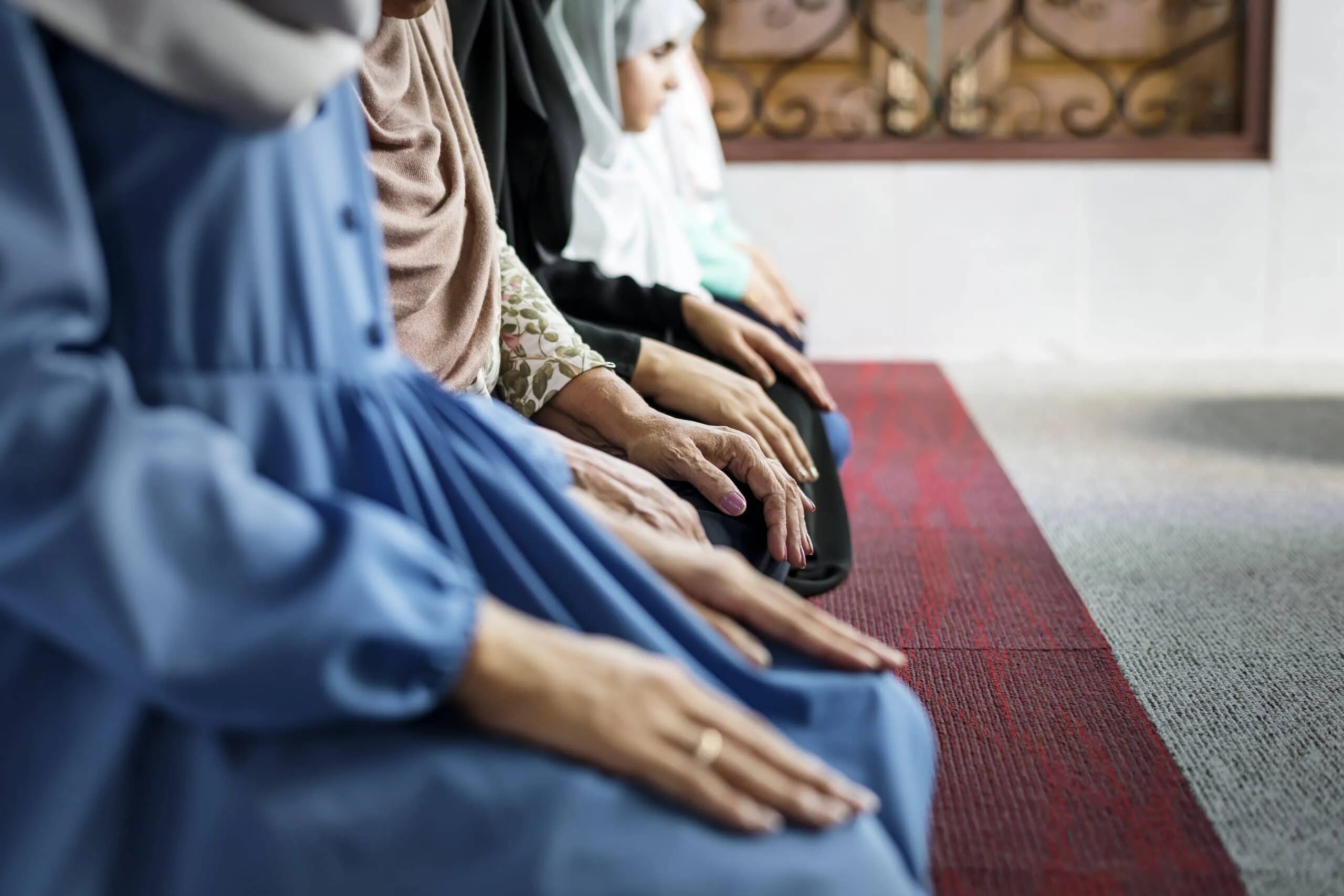 Молитва мусульманских женщин. Женщины в мечети. Дети в мечети. Сидит в мечети. Женщины в мечети фото.