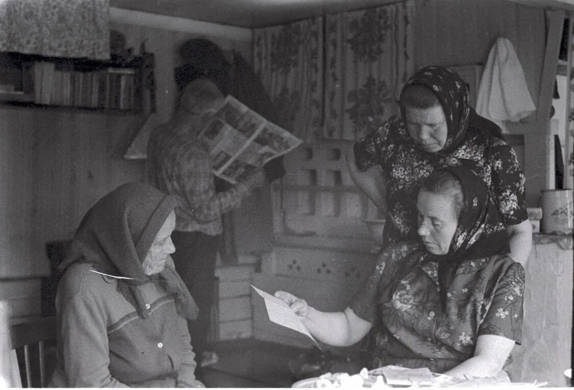 На отправляемые в деревню письма никто. Чтение писем с фронта. почтальон великой отечественной войны. почтальоны в годы великой отечественной войны. фронтовые письма великой отечественной войны.