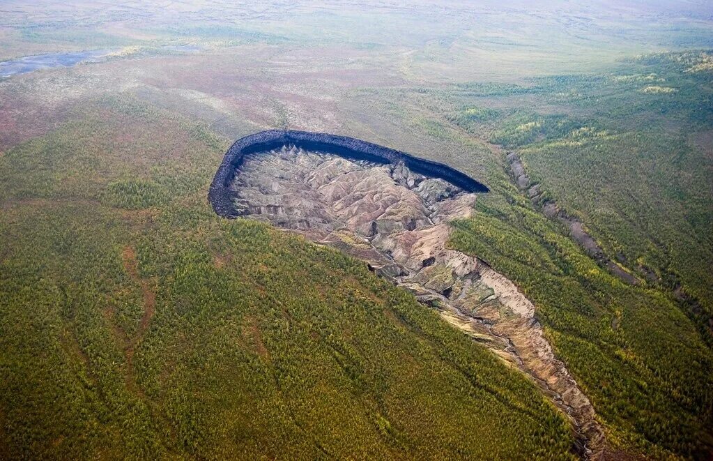 Находиться громадный. Кратер Батагайка. Кратер Батагайка Якутия. Батагайский термокарстовый кратер. Батагайка кратер в Сибири.