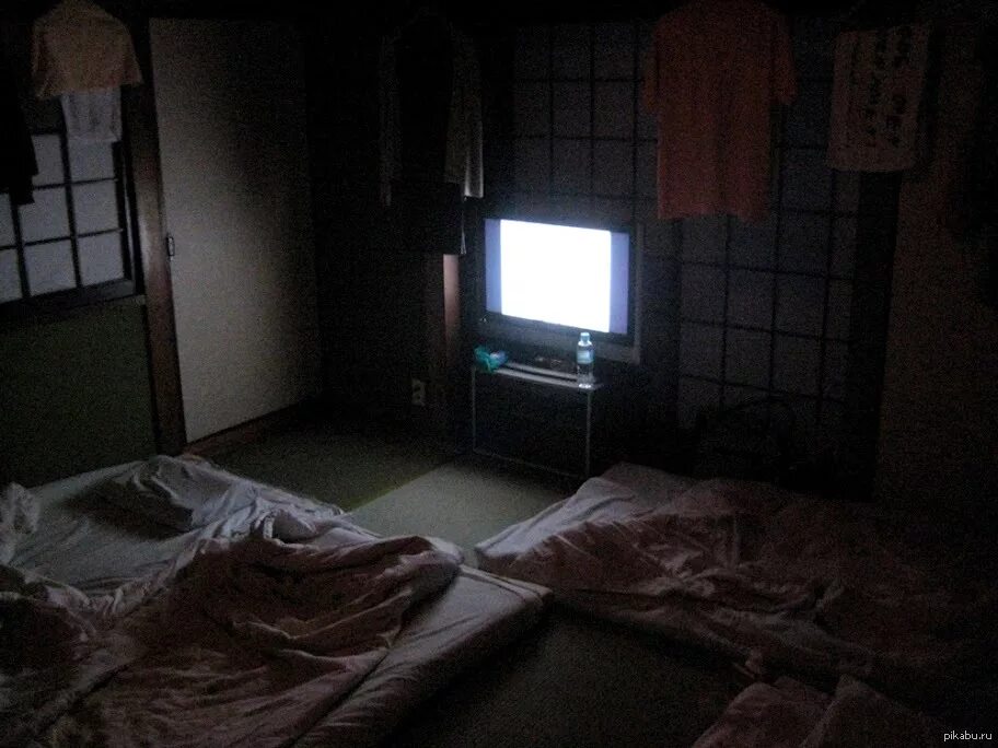 Я видел свет телевизора. Комната с телевизором ночью. Телевизор в темной комнате. Комната обычная темная. Комната ночью деревенский дом.