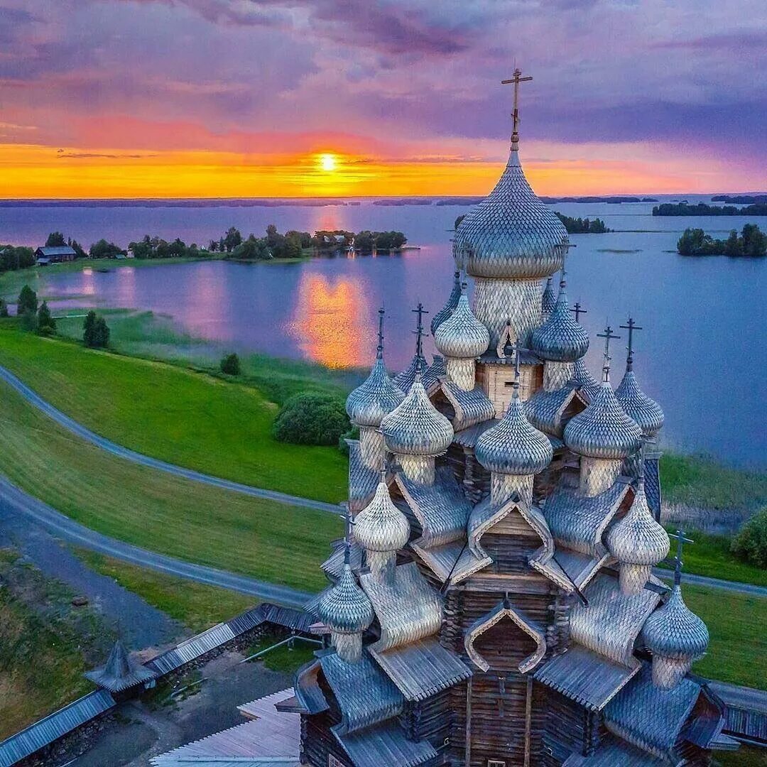 Kizhi island. Кижи музей-заповедник. Кижский Погост музей. Музей-заповедник «Кижи» (о. Кижи). Остров Кижи Карелия Церковь.