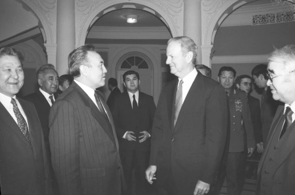 Российские дипломаты. Встреча посла сша. Замглавы мид рф рябков встретился с послом сша салливаном. Жириновский в американском посольстве. Встреча посла сша.